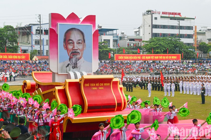 A float carrying a portrait of President Ho Chi Minh.