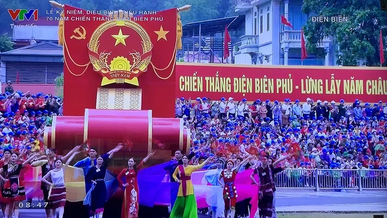 A float carrying the national emblem at the grand military parade. (Photo: screenshots)