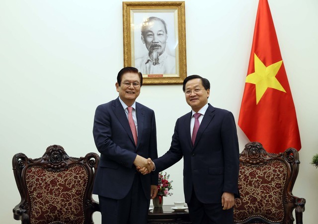 Deputy Prime Minister Le Minh Khai (R) and Lee Sang-Woon, Vice Chairman and COO of Hyosung Corporation, at their meeting in Hanoi on May 10. (Photo: VGP)
