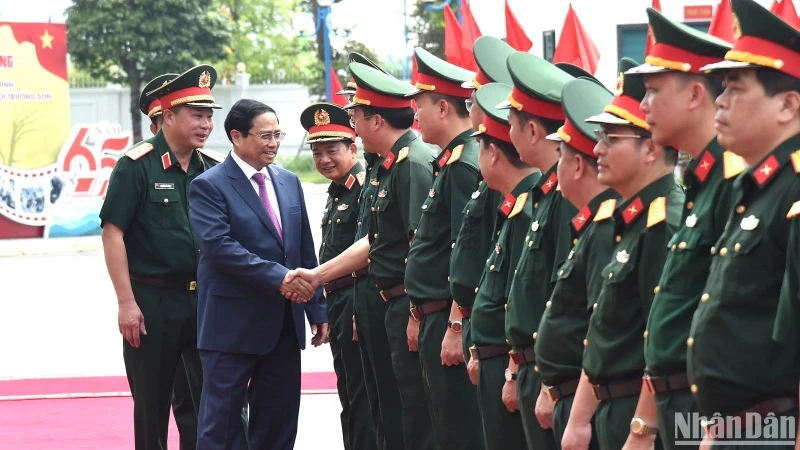 PM Pham Minh Chinh and officiers, soldiers of Army Corps 12 (Photo: NDO)