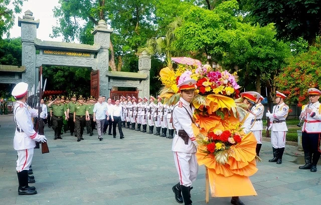 The delegates pay tribute to President Ho Chi Minh at the Kim Lien relic site.