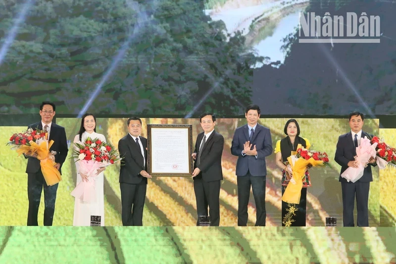 Representatives from the Ministry of Culture, Sports and Tourism grant the decision to recognise the Moc Chau National Tourist Area to the districts of Moc Chau and Van Ho.