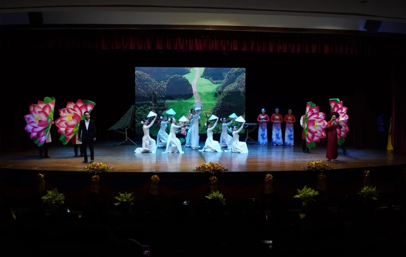 An art performance at the opening ceremony for the 2024 Vietnam Culture Week in Phnom Penh.