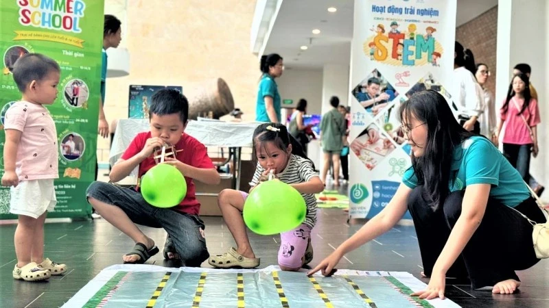 Children participate in STEM activities. (Photo courtesy of the Vietnam Museum of Ethnology)