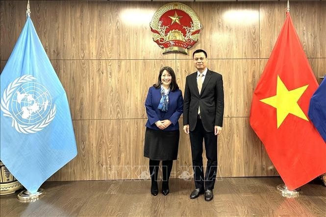 Ambassador Dang Hoang Giang (R) and Director of UNICEF’s Public Partnerships Division June Kunugi (Photo: VNA) 