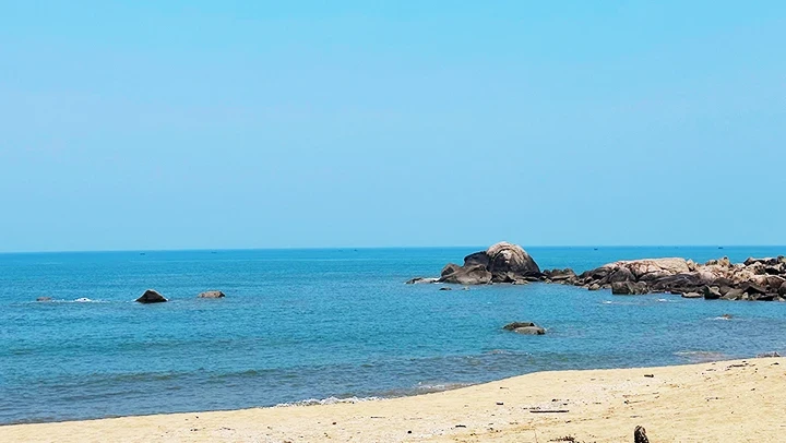 The peaceful beauty of Ky Xuan beach. 