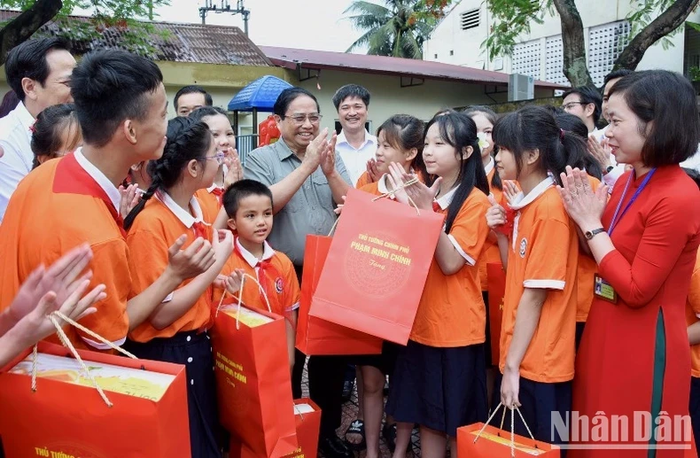 PM Pham Minh Chinh and children at the Hanoi nursing centre for children with disabilities on May 31. (Photo: NDO)