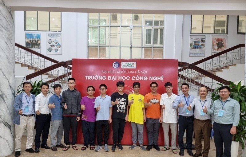 All seven members of the Vietnamese team to the 18th Asia-Pacific Informatics Olympiad win medals (Photo: VNA)