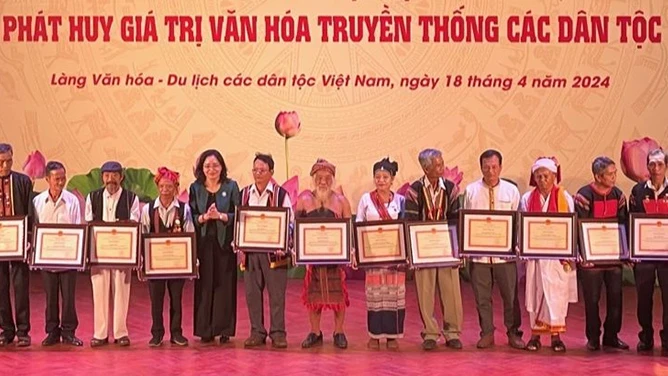 The artisans are honoured at the Cultural Days of Vietnamese Ethnic Groups.