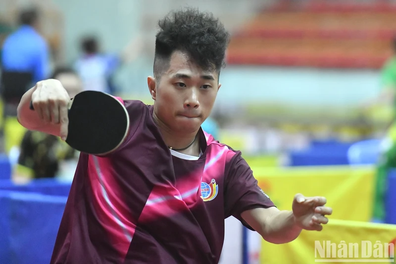 The shining star of the Hai Duong table tennis team Nguyen Duc Tuan, who won the gold medal at the 31st SEA Games, competes in the men's team event.