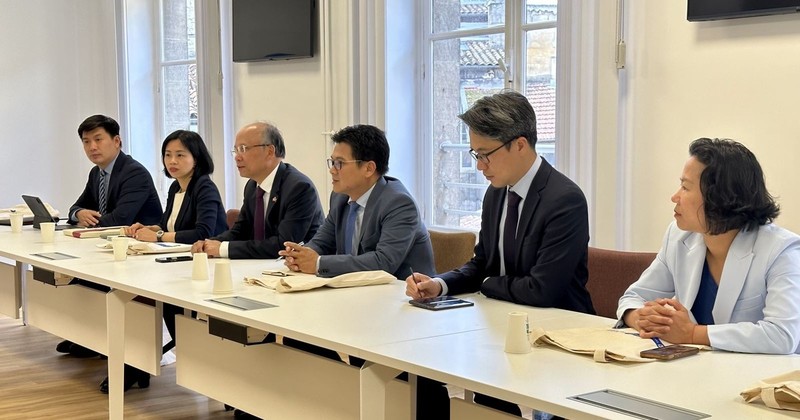 Ambassador Dinh Toan Thang and the Vietnamese working group work with leaders of the Chamber of Commerce and Industry (CCI) of Nouvelle Aquitaine region. (Photo: VNA) 