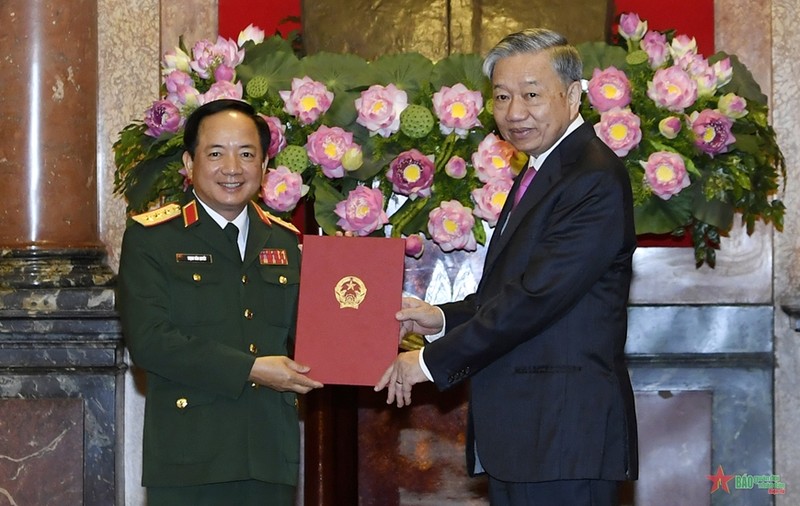 President To Lam hands over the decision on the appointment of Senior Lieutenant General Trinh Van Quyet as Chairman of the General Department of Politics. (Photo: qdnd.vn)