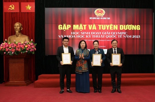 Le Dinh Luc (L, 1st), founder and CEO of DOL English, receives merit from Deputy Minister of Education and Training Ngo Thi Minh, for his contribution to Vietnam's education system.
