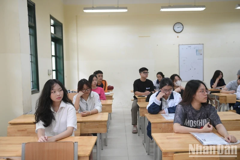 Candidates complete the procedures for the high school graduation exam. (Photo: Trung Hieu)