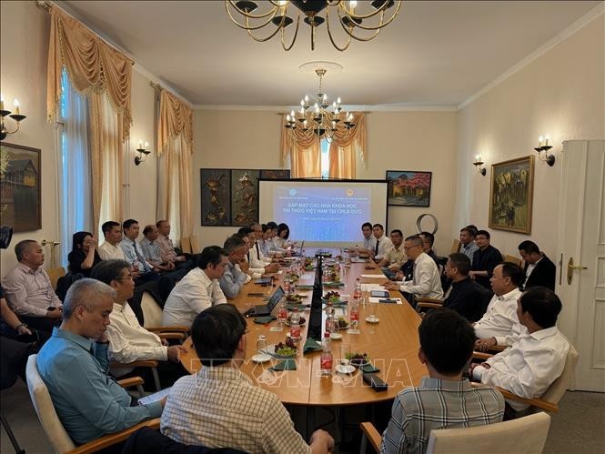 The meeting between Minister of Science and Technology Huynh Thanh Dat and scientists and intellectuals of the Vietnamese origin in Germany on June 26 (Photo: VNA)