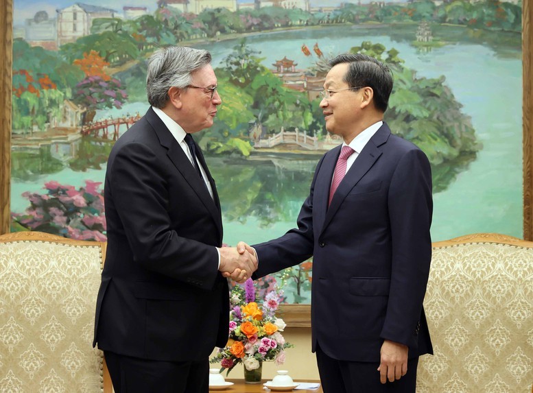 Deputy Prime Minister Le Minh Khai (R) and Group Chairman José Viñals of the UK-based Standard Chartered PLC in Hanoi on June 27. (Photo: VGP)