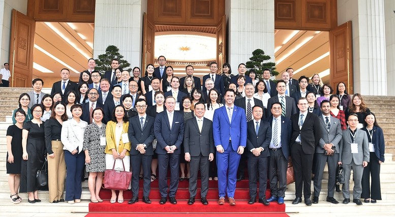 Deputy PM Tran Luu Quang and delegates (Photo: VGP)