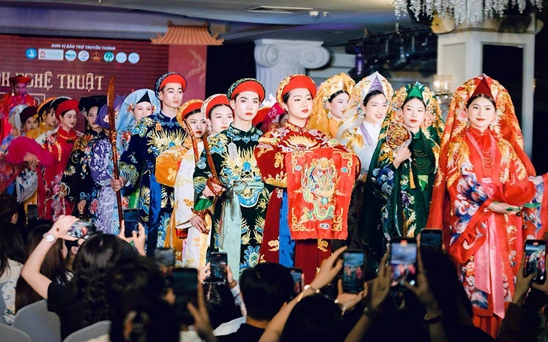 The show of the costumes in incarnations (gia chau) during the practice of ‘hau dong’, a particularly attractive ritual in the religion of Mother Goddesses Worship. (Photo courtesy of the organisers)