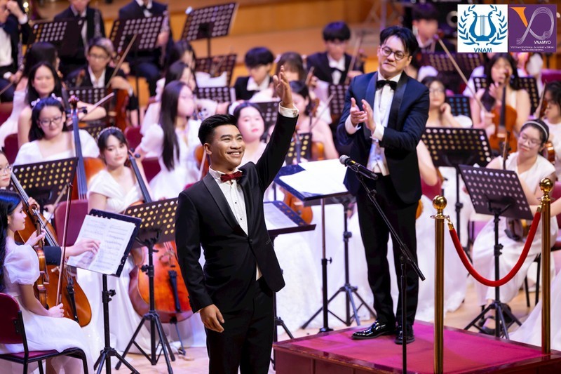 Singer Nguyen Khac Hoa in a performance.