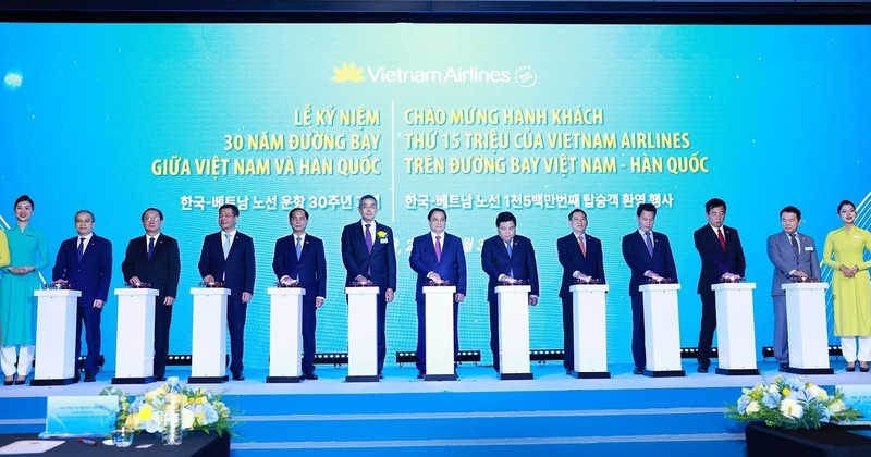 Prime Minister Pham Minh Chinh (C) and other delegates at the ceremony. (Photo: VNA) 