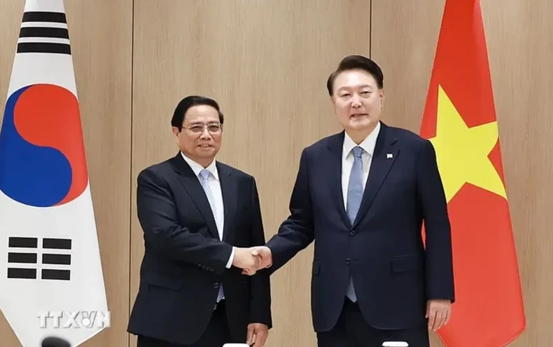 Prime Minister Pham Minh Chinh (L) meets with RoK President Yoon Suk Yeol (Photo: VNA) 