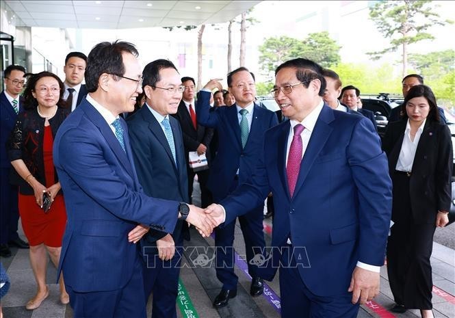 Samsung leaders welcome Prime Minister Pham Minh Chinh (right) to the group's semiconductor cluster in Gyeonggi province. (Photo: VNA) 