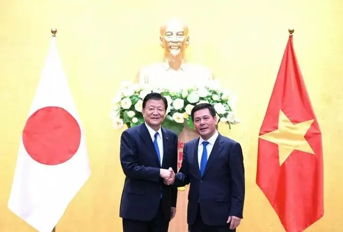 Vietnamese Minister of Industry and Trade Nguyen Hong Dien (R) and Japanese Minister in charge of CPTPP Shindo Yoshitaka (Photo: VNA) 