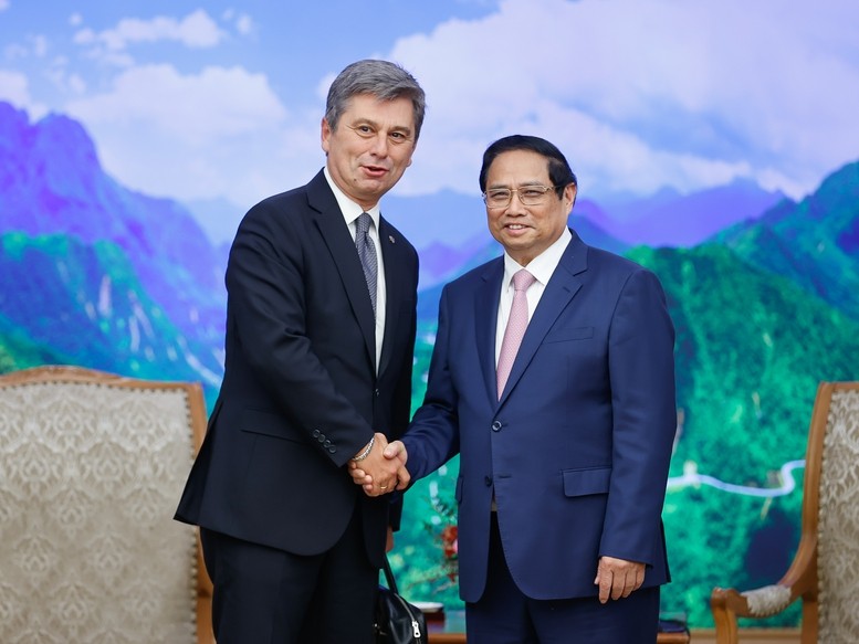 PM Pham Minh Chinh (R) and FIATA President Turgut Erkeskin (Photo: VGP)