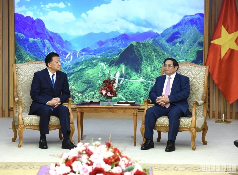 Prime Minister Pham Minh Chinh (R) receives Yoshitaka Shindo, Japanese Minister in charge of the CPTPP. (Photo: NDO)