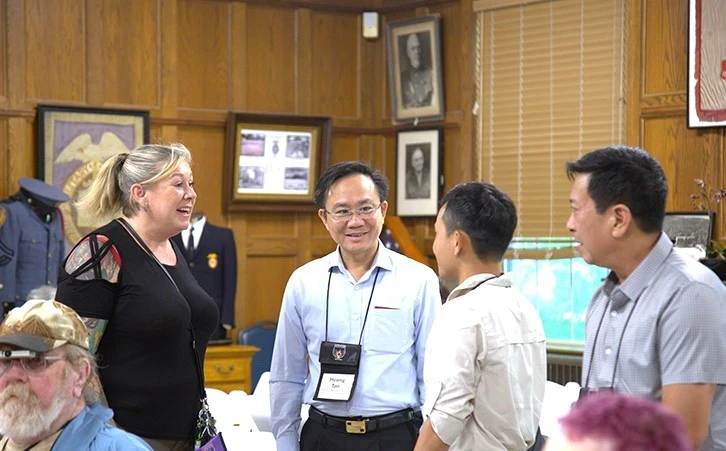 Deputy Chairman of Quang Binh Provincial People’s Committee Hoang Xuan Tan (in blue) talks with President of the US National Speleological Society Christine Ebrey.