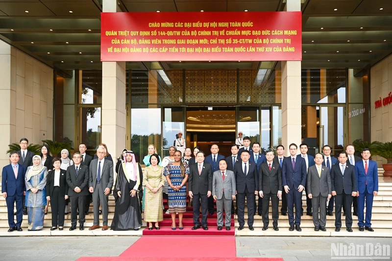 NA Chairman Tran Thanh Man and delegates (Photo: NDO)