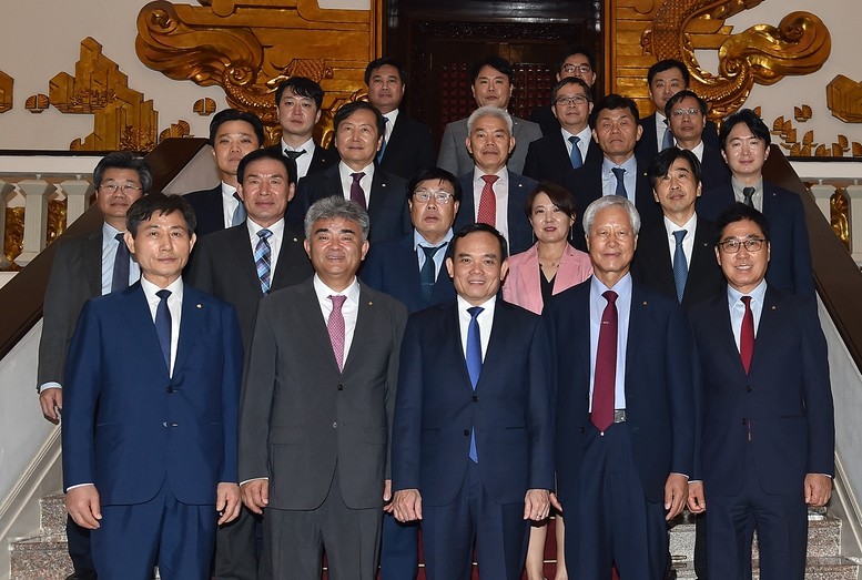 Deputy PM Tran Luu Quang (front row, third from left) and Korean business delegates (Photo: VGP)