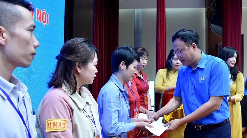 Leaders of the Hanoi Municipal Labour Federation present gifts to the trade unions’ members and workers on the occasion of the 2024 Labour Month.