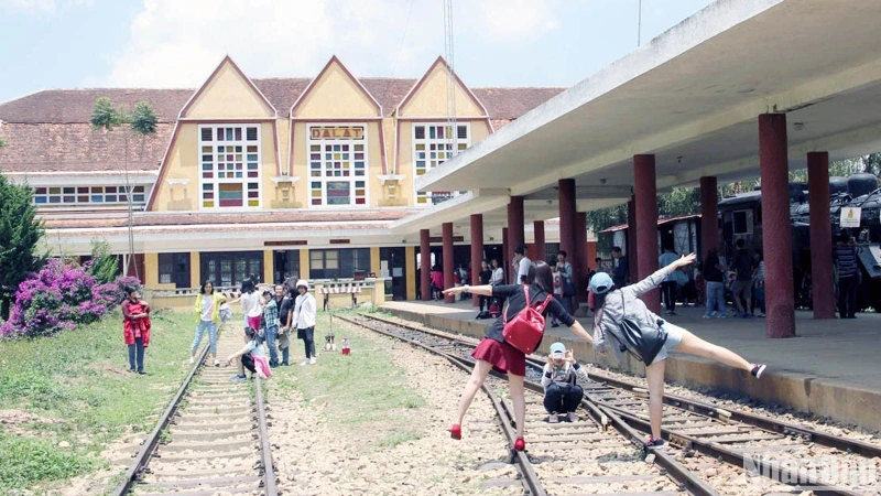 Visitors to the Da Lat railway station.