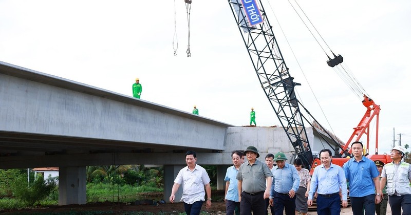 PM Pham Minh Chinh (third from left) and officials examine the construction site of Can Tho - Ca Mau Expressway's section in Hau Giang province on July 12. (Photo: VNA) 