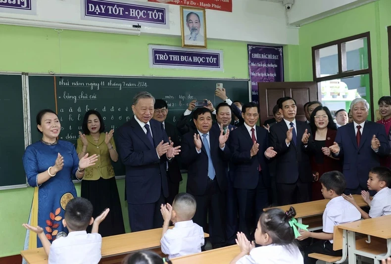 President To Lam meets second grade students at Nguyen Du Lao-Vietnamese bilingual school. (Photo: VNA)