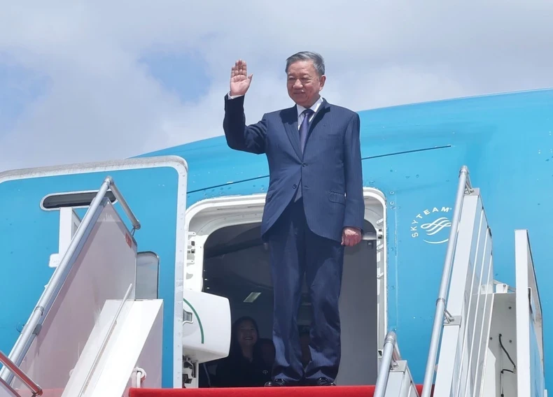 State President To Lam arrives at the Phnom Penh International Airport (Photo: VNA)