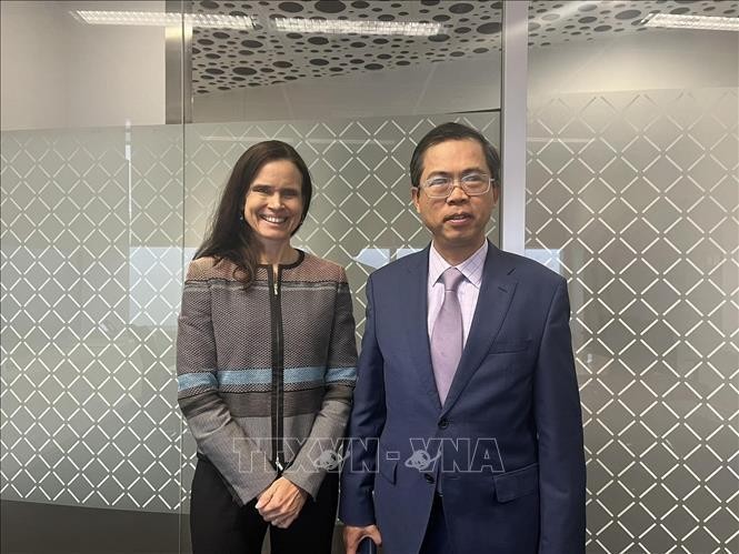 Vietnamese Ambassador to Australia Pham Hung Tam (right) meets with Australian Ambassador for Gender Equality Stephanie Copus Campbell on July 11. (Photo: Published by VNA) 