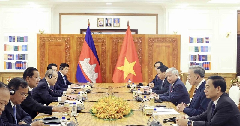 The talks between Vietnamese President To Lam and President of the Cambodian People’s Party and President of the Senate Samdech Techo Hun Sen in Phnom Penh on July 12. (Photo: VNA)