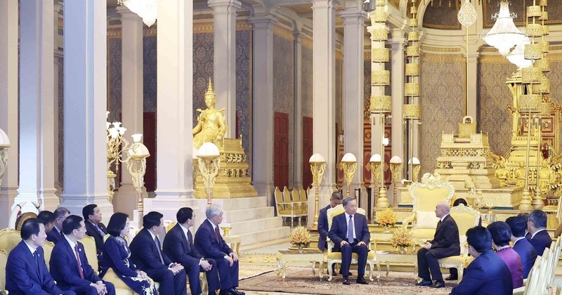 The meeting between Vietnamese President To Lam and Cambodian King Norodom Sihamoni in Phnom Penh on July 12. (Photo: VNA)