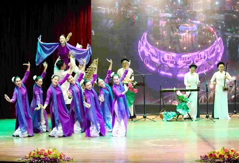 An art performance at the “Vietnamese Culture Day in Cambodia”. (Photo: VNA)