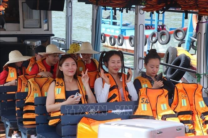 Tourists from the Republic of Korea prefer travelling to islands off the beach city of Nha Trang. (Photo: VNA) 