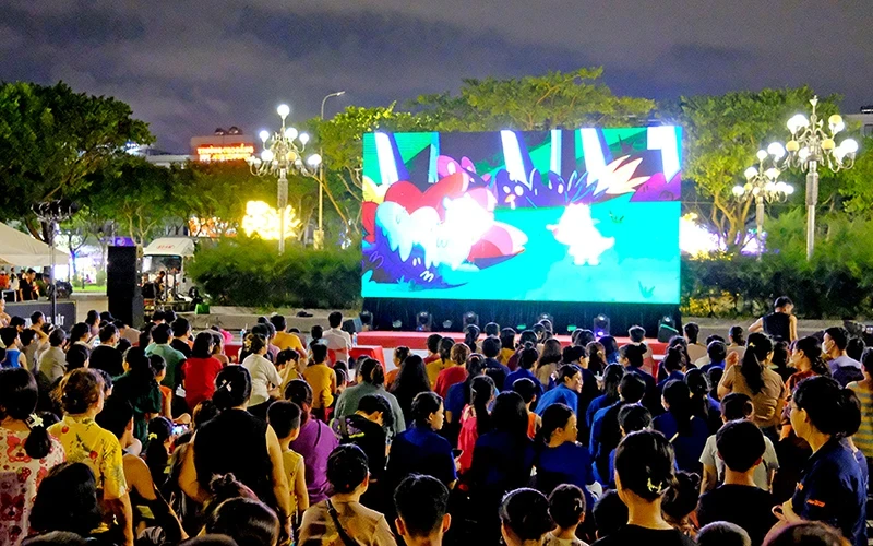 The outdoor film screening attracted a large audience. (Photo: ANH VU)