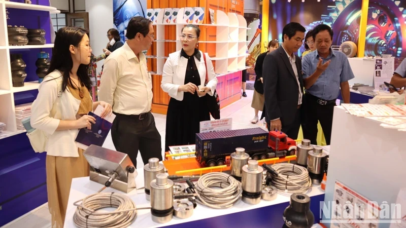 Ho Chi Minh City mechanical and electrical enterprises display products at the showroom of the City Investment and Trade Promotion Centre.