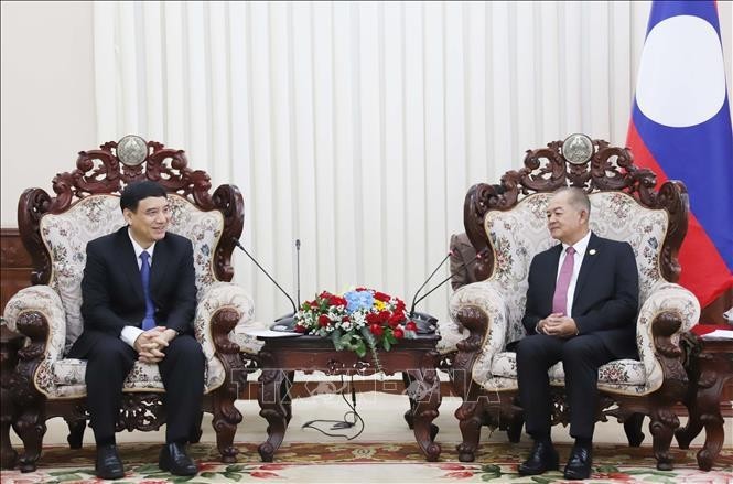 Deputy Prime Minister of Laos Kikeo Khaykhamphithoune (right) recieves Chairman of the Vietnam - Laos Friendship Association Nguyen Dac Vinh in Vientiane on July 18. (Photo: VNA)