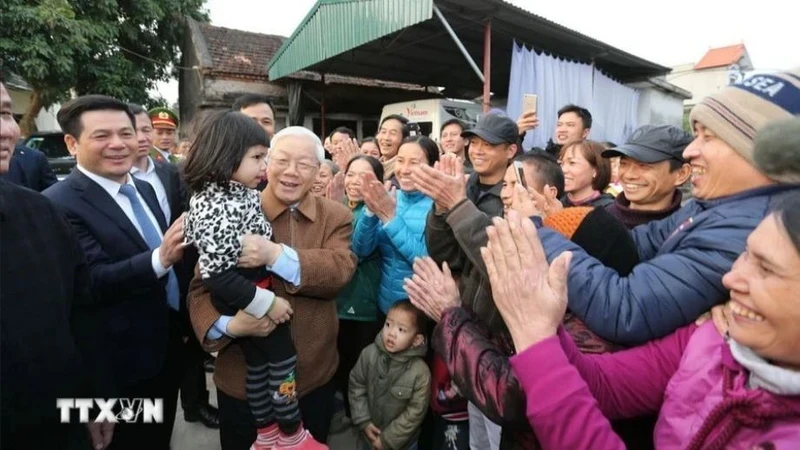 Party General Secretary Nguyen Phu Trong with local people in Tay An Commune, Tien Hai District, Thai Binh Province.