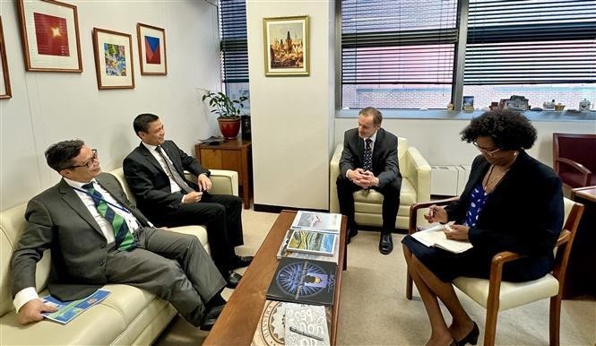 Ambassador Dang Hoang Giang (second, left), Permanent Representative of Vietnam to the UN, meets with Vladimir Jares (second, right), Director of the UN Division for Ocean Affairs and the Law of the Sea, in New York. (Photo: VNA) 