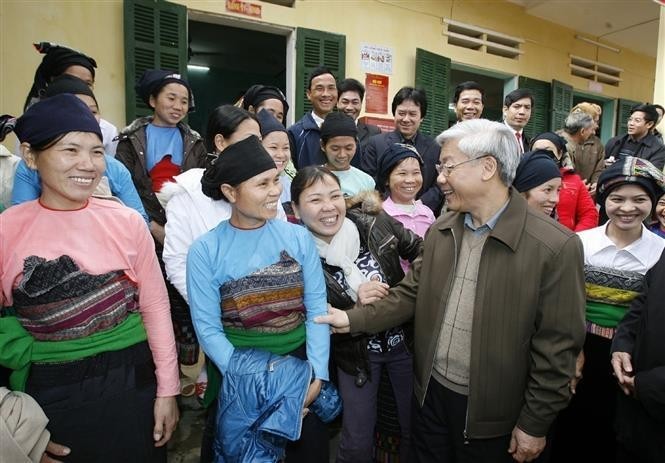 Chairman of the National Assembly Nguyen Phu Trong visits ethnic minority people in Ngoc Phung commune, Thuong Xuan district, Thanh Hoa province, in January 2010 (Photo: VNA) 