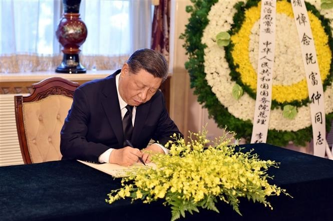 General Secretary of the Communist Party of China (CPC) Central Committee and President of China Xi Jinping writes in the condolence book (Photo: VNA)