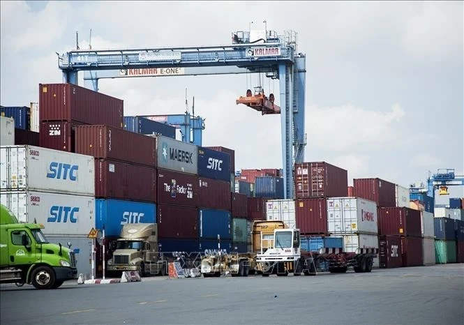 Loading and unloading cargo at Cat Lai Port in Ho Chi Minh City. (Illustrative photo: Hong Dat/VNA)